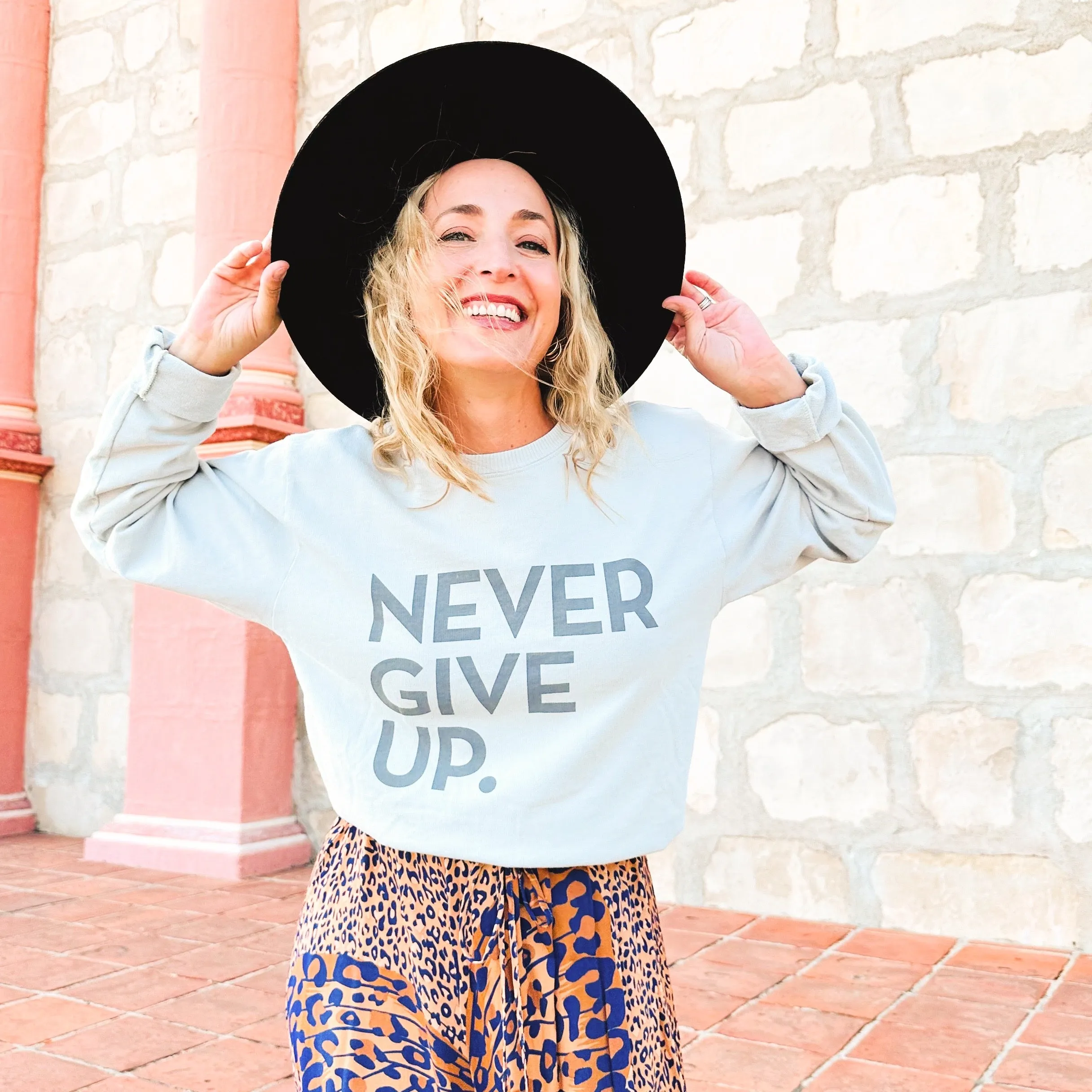 NEVER GIVE UP. GLACIER GRAY PULLOVER