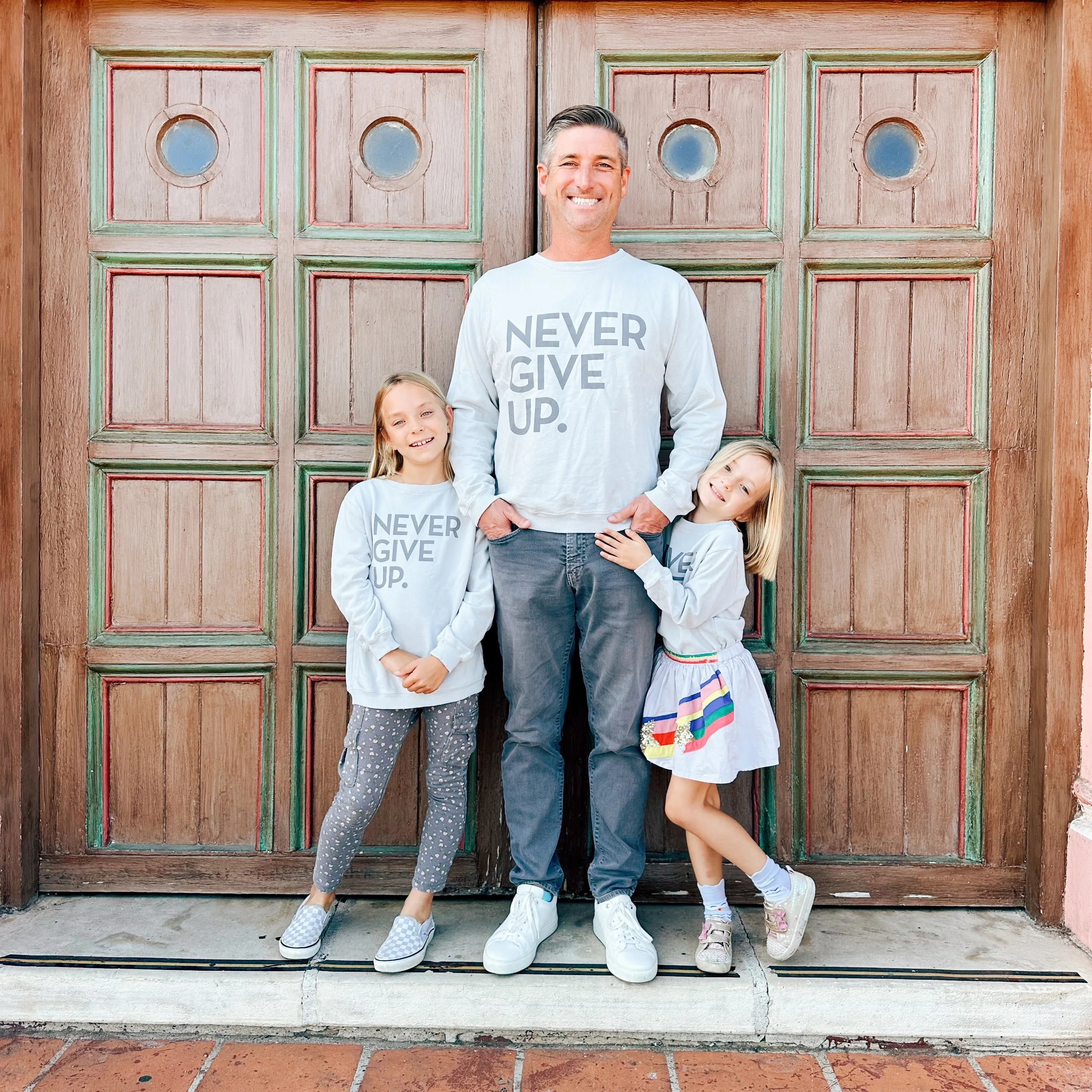 NEVER GIVE UP. GLACIER GRAY PULLOVER