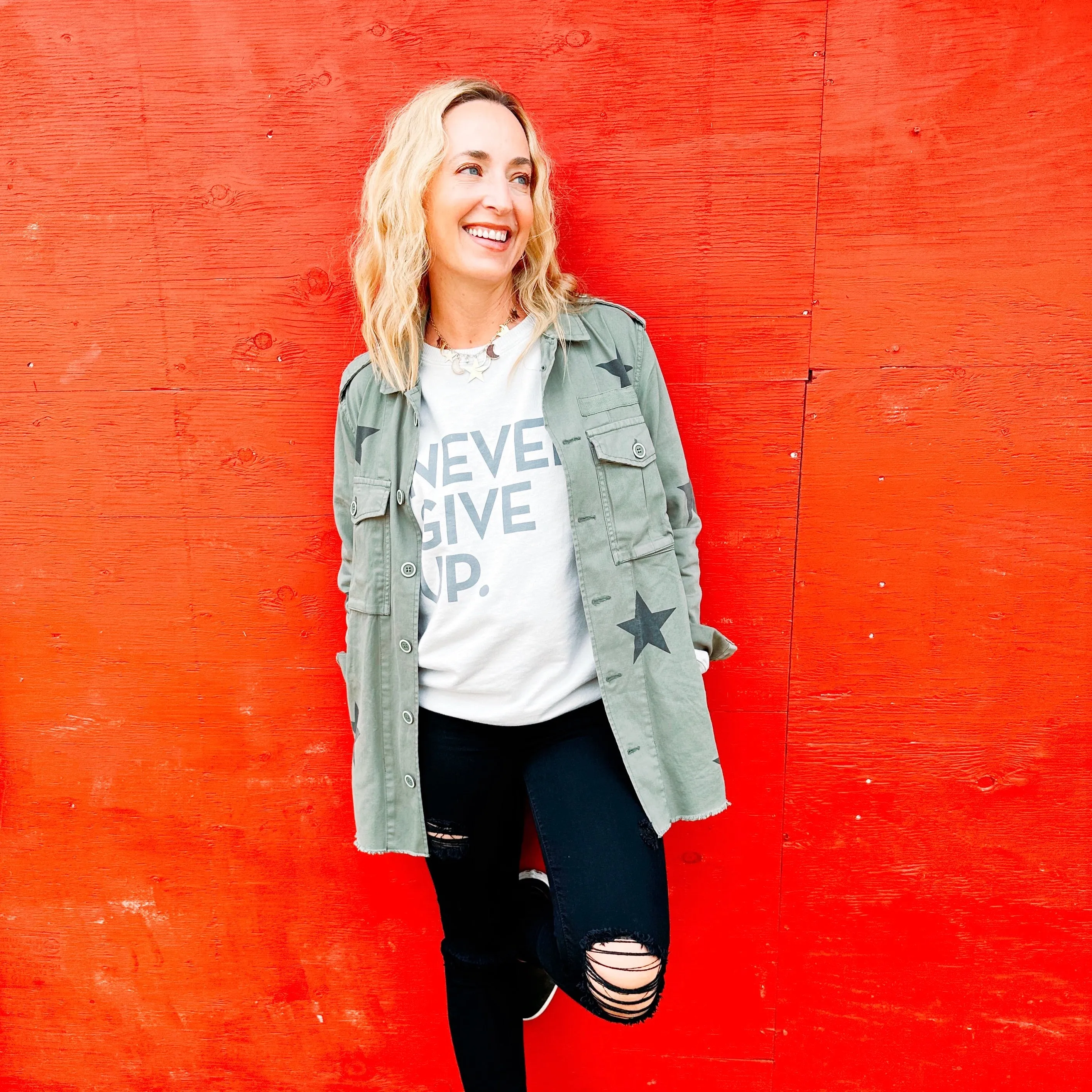 NEVER GIVE UP. GLACIER GRAY PULLOVER